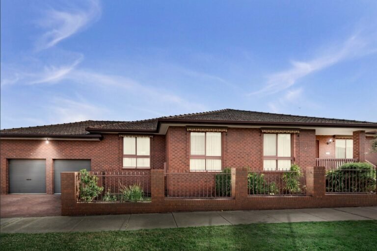 29 Thackeray Quadrant Avondale Heights VIC 3034 768x512